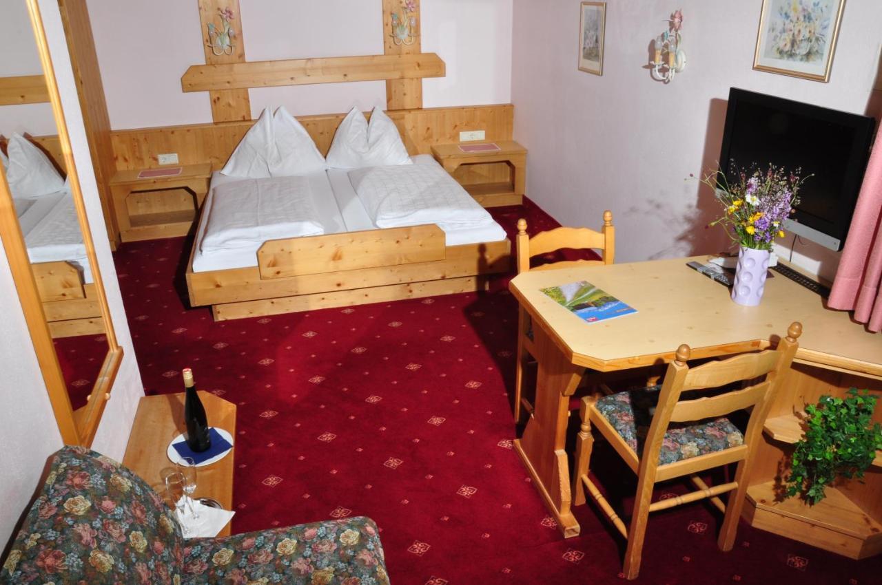 Hotel Zum Hirschen ロイタシュ エクステリア 写真